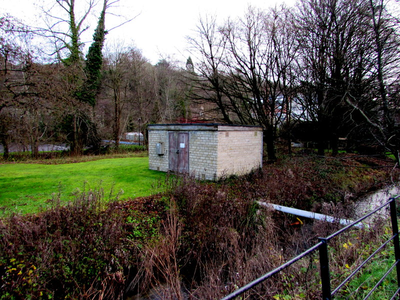 File:Gas installation and gas pipe in the north of Nailsworth - geograph.org.uk - 4792873.jpg