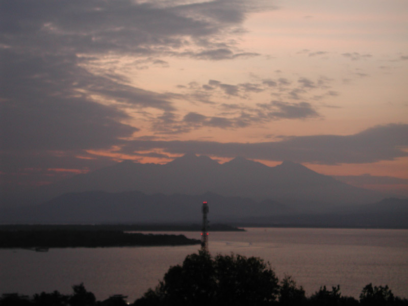 File:Gili Trawangan Dawn 2.jpg