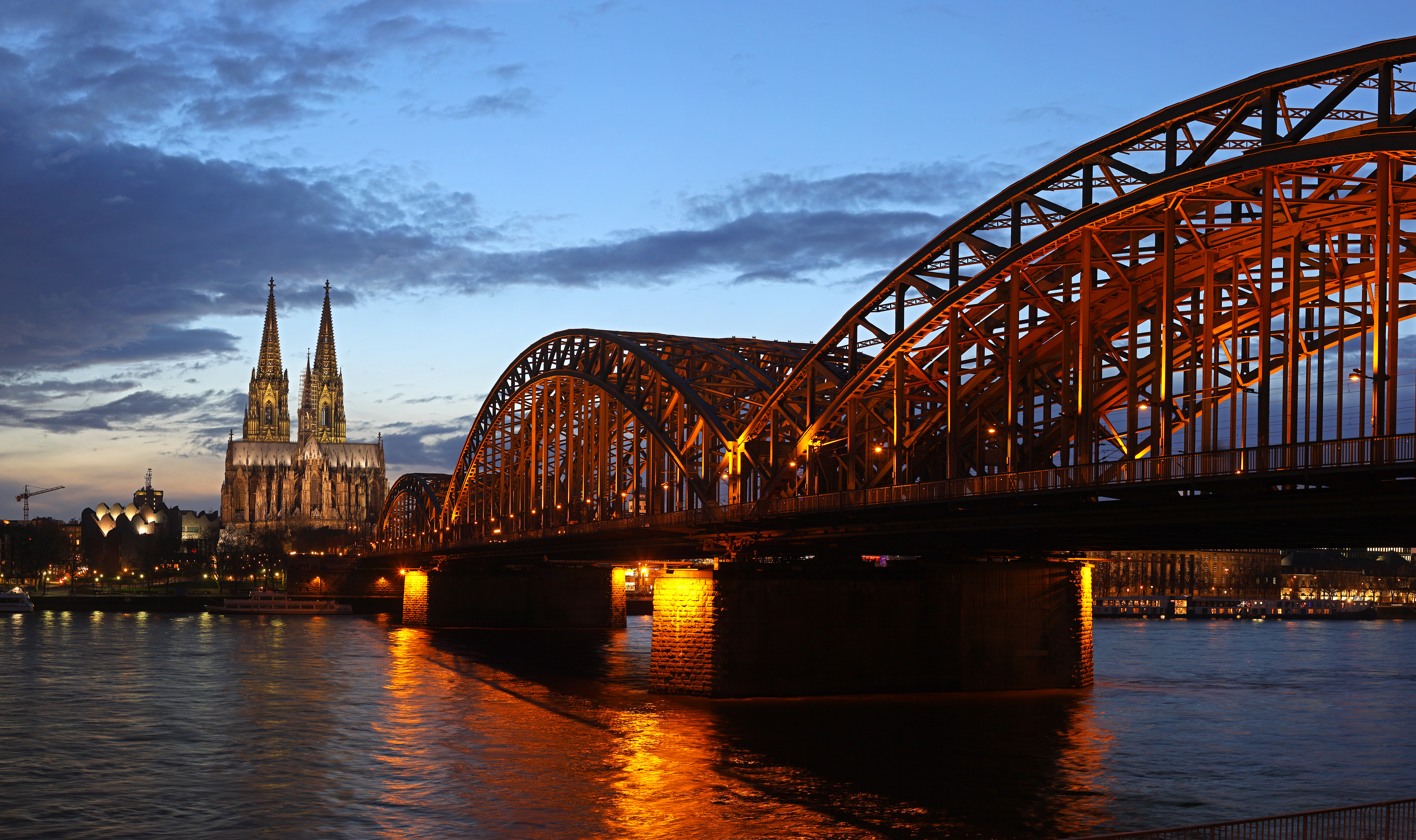 Hohenzollernbrücke Kölner Dom.jpg