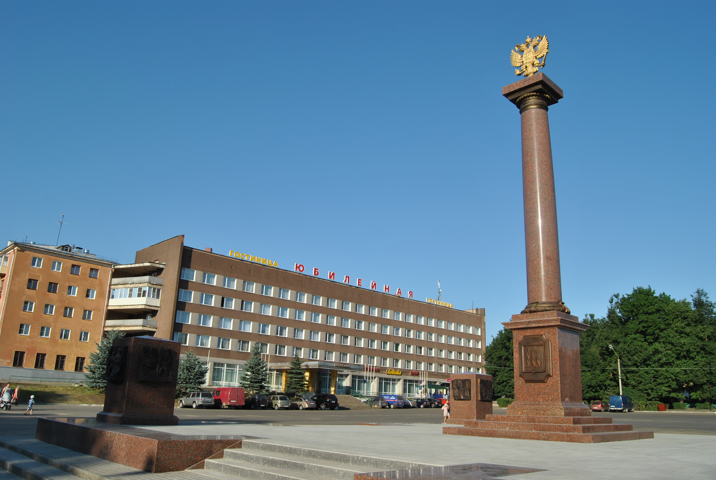 В великих луках. Площадь Ленина Великие Луки. Великие Луки Стелла воинской славы. Стела «город воинской славы» (Великие Луки). Стелла город воинской славы Великие Луки.