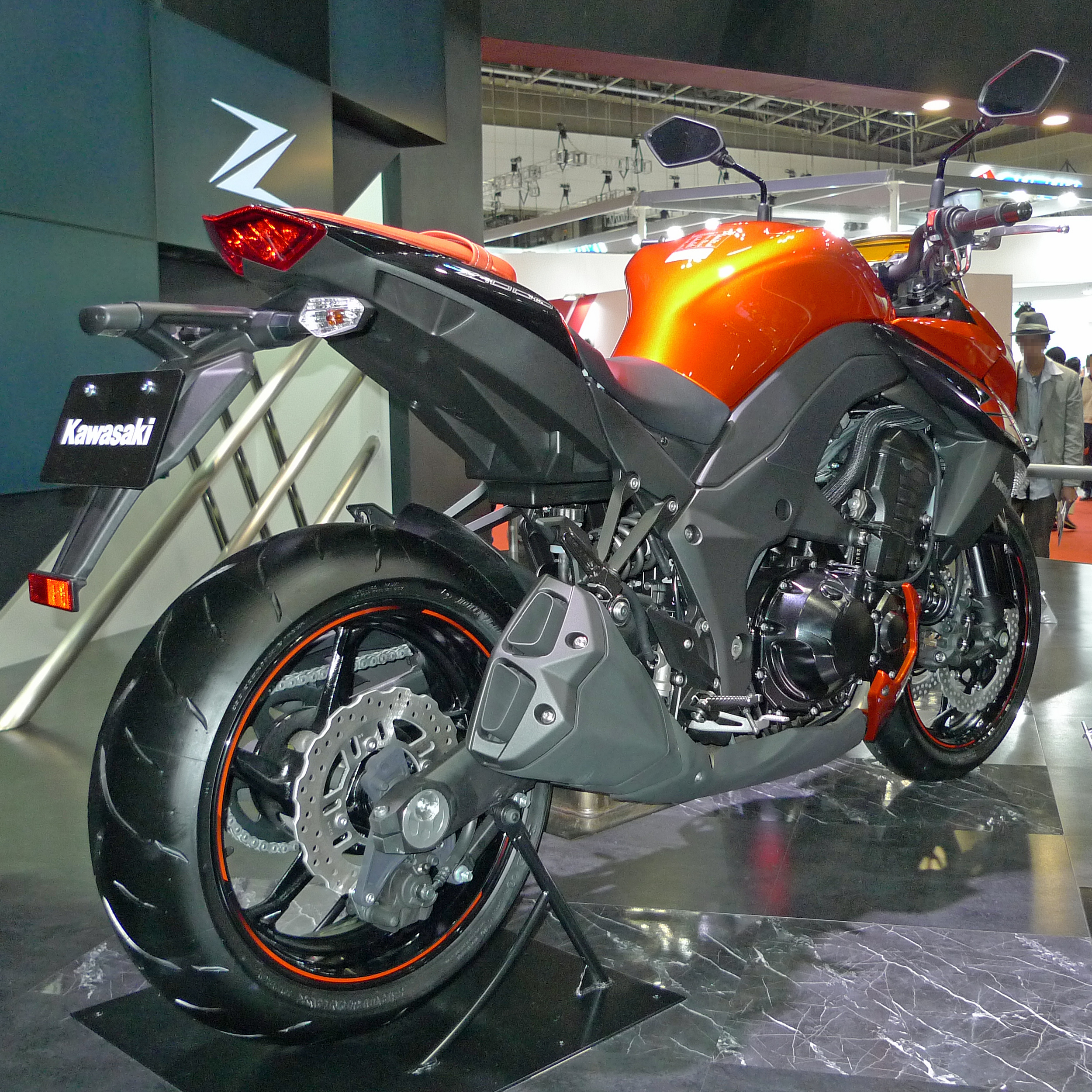 File Kawasaki Z1000 right rear 2011 Tokyo Motor Show jpg 