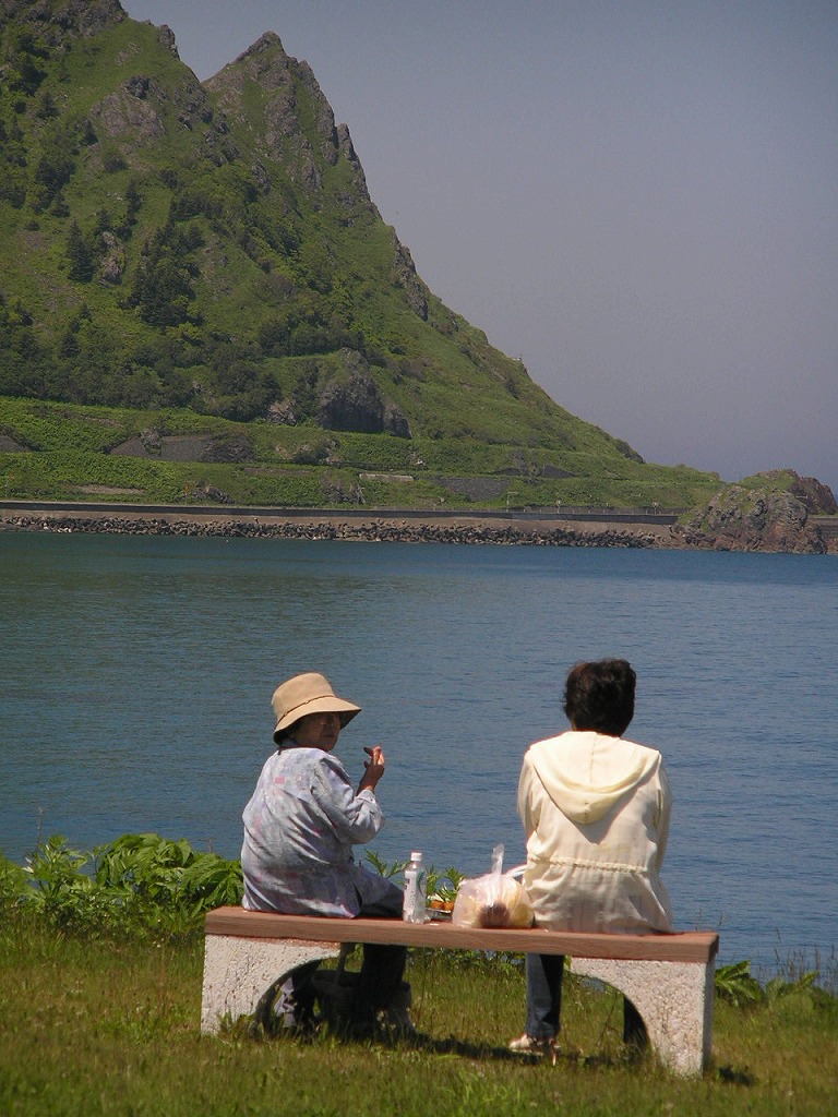 File Kitami Kamui Cape 北見神威岬の老夫婦 Jpg Wikimedia Commons
