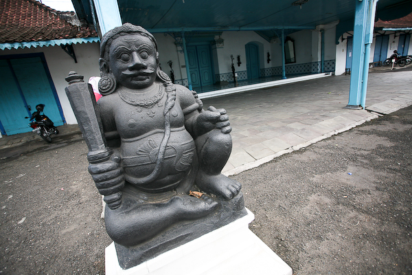 File:Kraton Surakarta - Statue.jpg