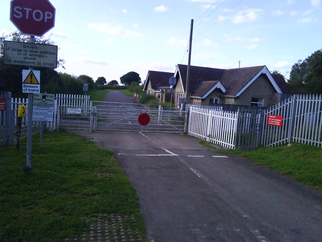 File:Level Crossing (Mill Street), Islip - geograph.org.uk - 1472132.jpg