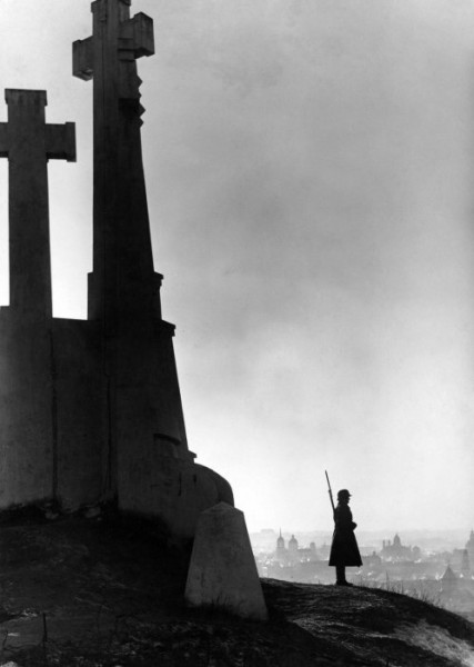 File:Lithuanian Guard of Honor in Vilnius near Three Crosses 1939.jpg