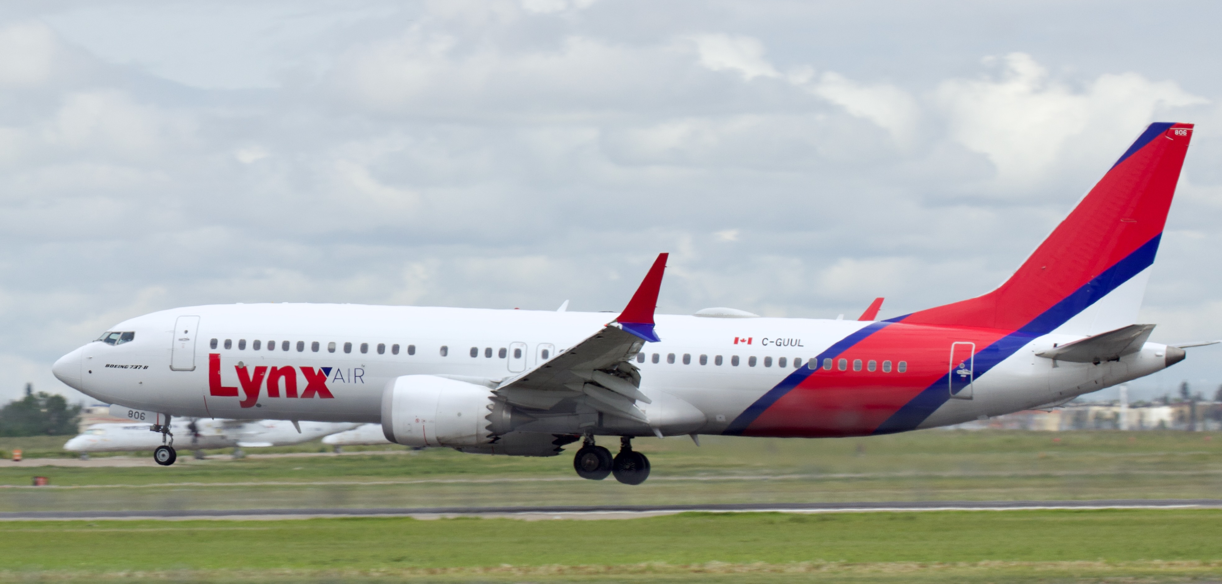 FileLynx Air B738 landing YYC.jpg Wikipedia