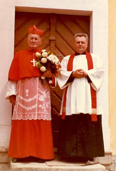 File:Návštěva Františka kardinála Tomáška v Městě Touškově, v pravo P. Jiří Mošna..jpg