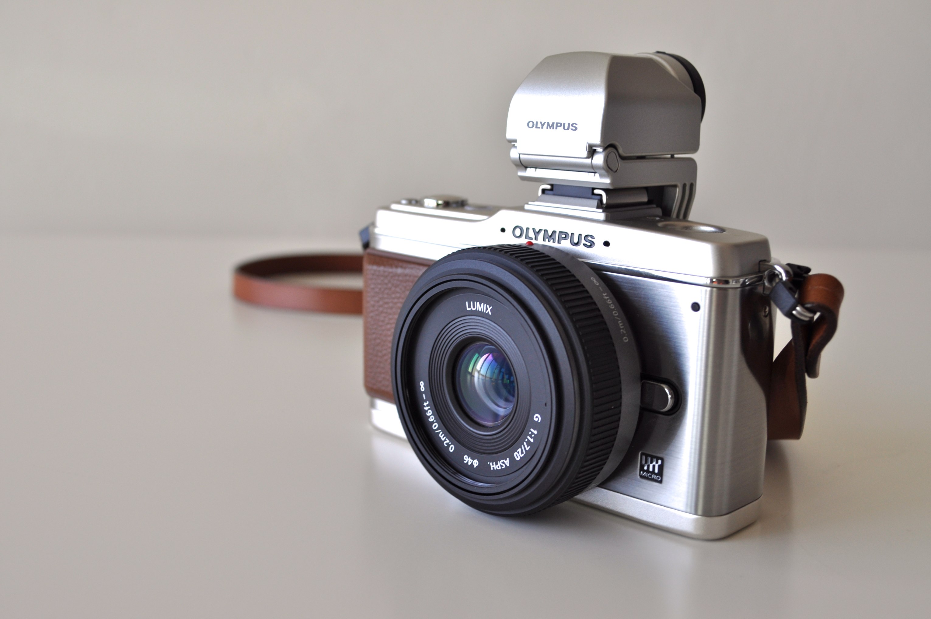 File:Olympus E-P2 with Panasonic G 20mm F1.7 ASPH Pancake Lens.jpg - Wikimedia Commons