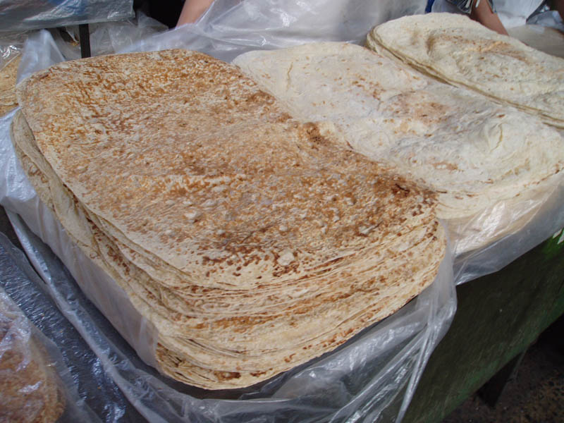 Pan armenio en el mercado de Yerevan.JPG