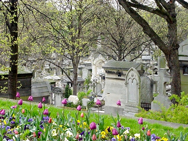 File:Pere Lachaise looking down the hill.jpg