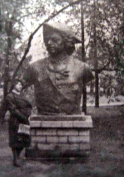 File:Peter I statue KADRIORG.JPG