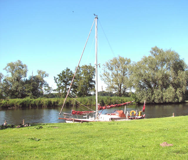 Safely moored at Bramerton Common - geograph.org.uk - 1368255