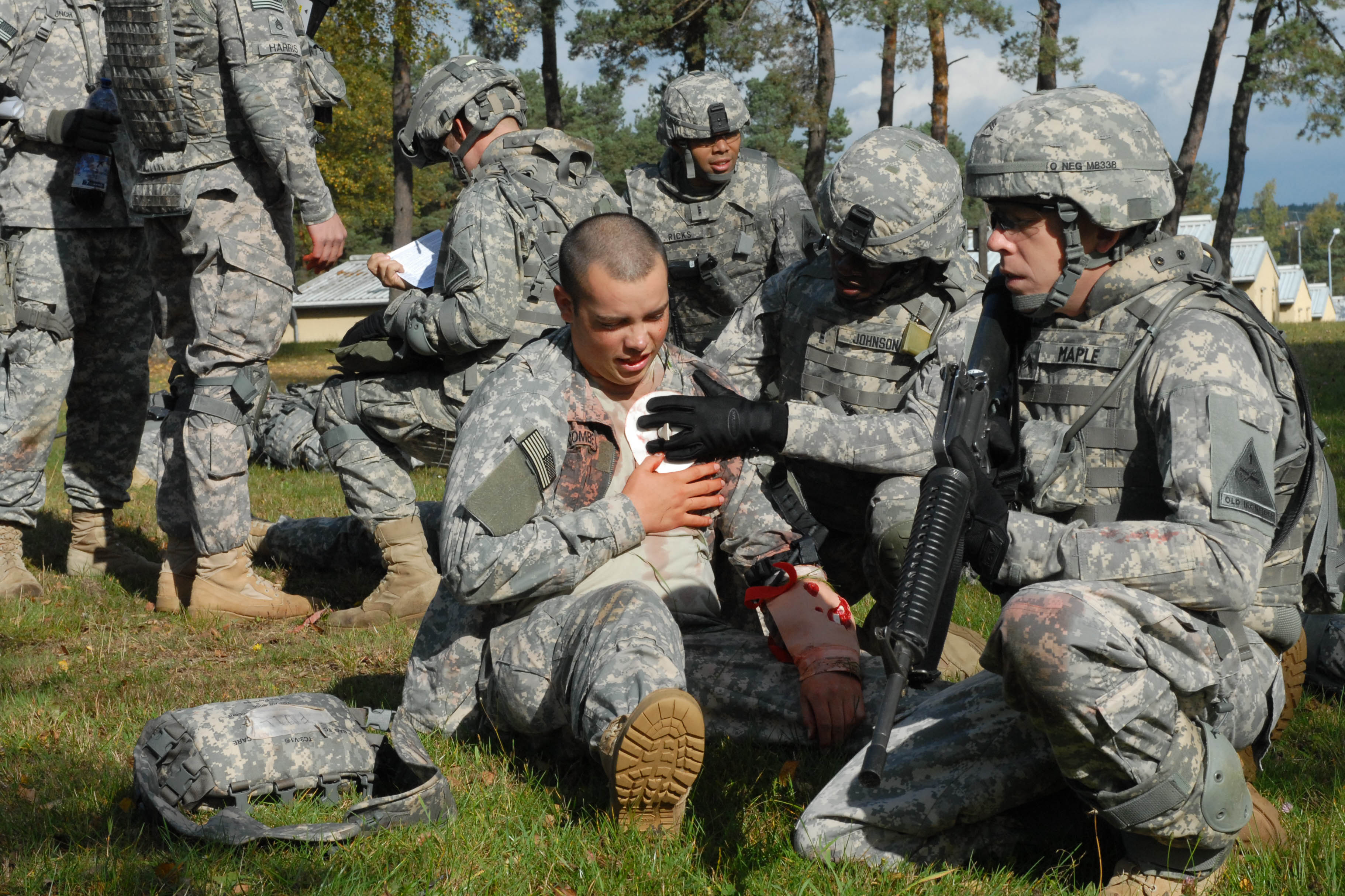 10 10 военным. Военный санитар Россия. GREENTECH армия. Наблюдающий человечек us Army. CNHTC Military 10x10.