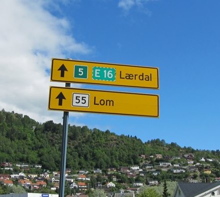 File:Vegskilt Sogndal.jpg