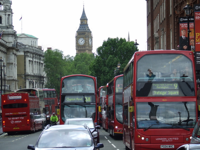 https://upload.wikimedia.org/wikipedia/commons/b/b9/Whitehall_-_geograph.org.uk_-_3006265.jpg