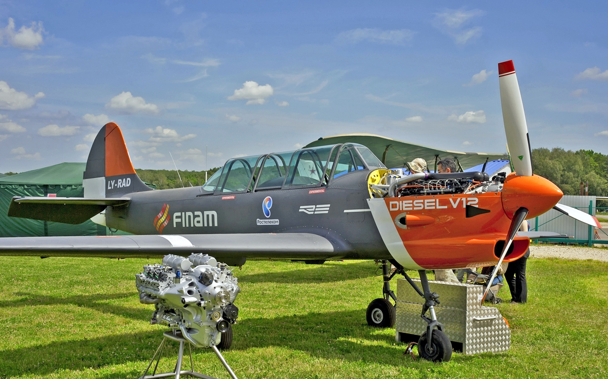 Srbi bi kupili rusko al nema - Page 6 Yak-52_with_V12_the_diesel_RED_A03_engine_%289812947173%29