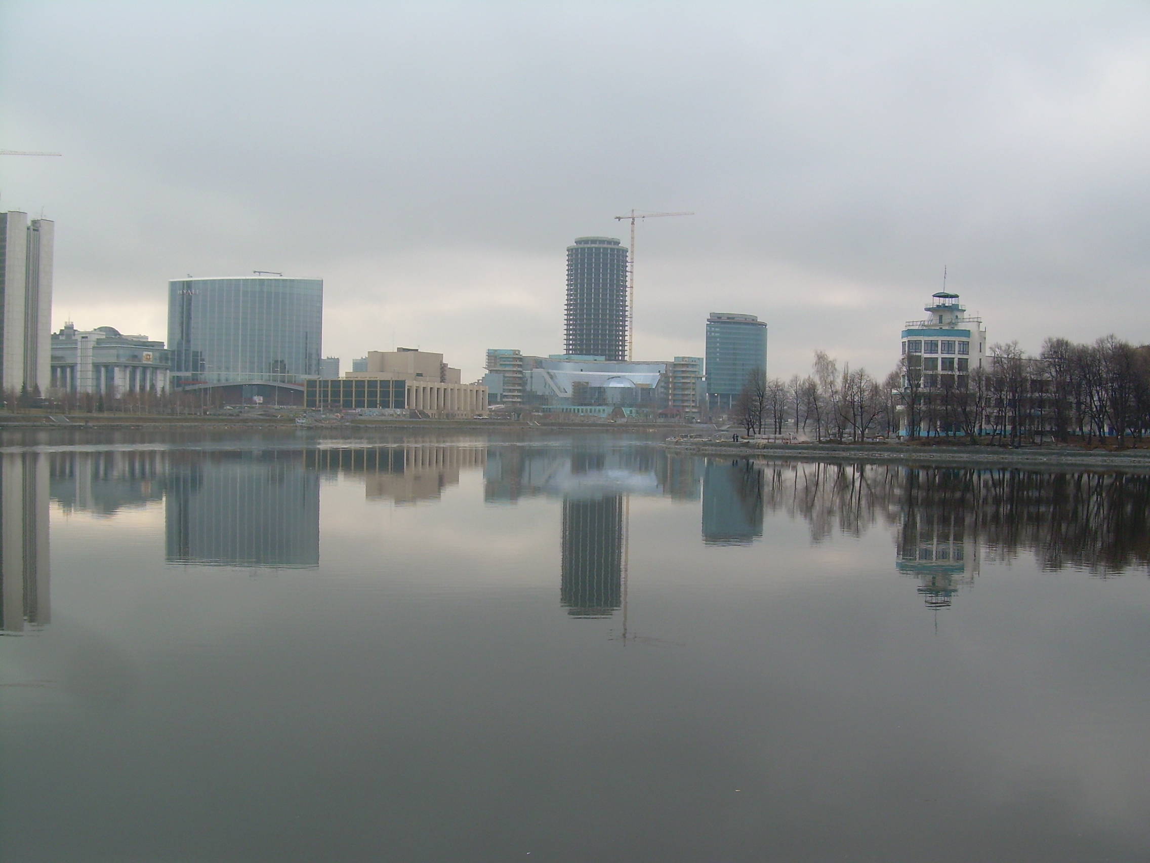 Городской пруд. Городской пруд Екатеринбург сейчас. Екатеринбургский городской пруд Слюсарев. Городской пруд Екатеринбург история. Екатеринбург фото прудов центр города.