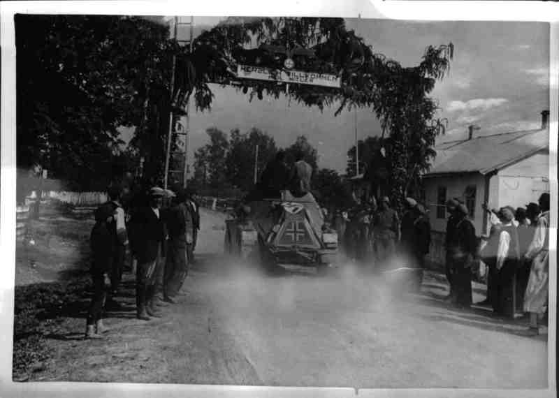 File:01941 Teile der ukrainischen Bevölkerung begrüßen den deutschen Einmarsch..jpg