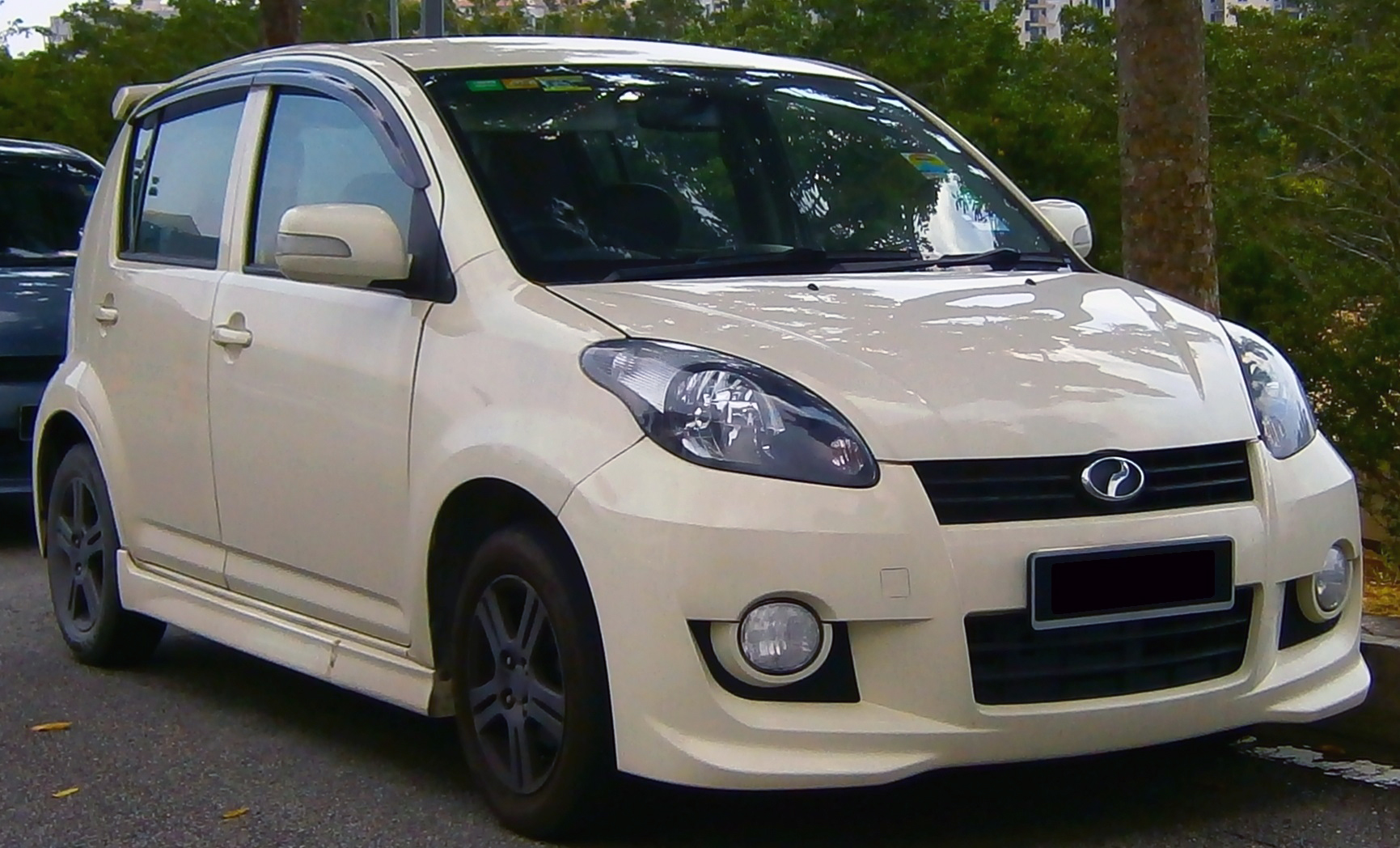 File:2009 Perodua Myvi SE in Cyberjaya, Malaysia (01).jpg 