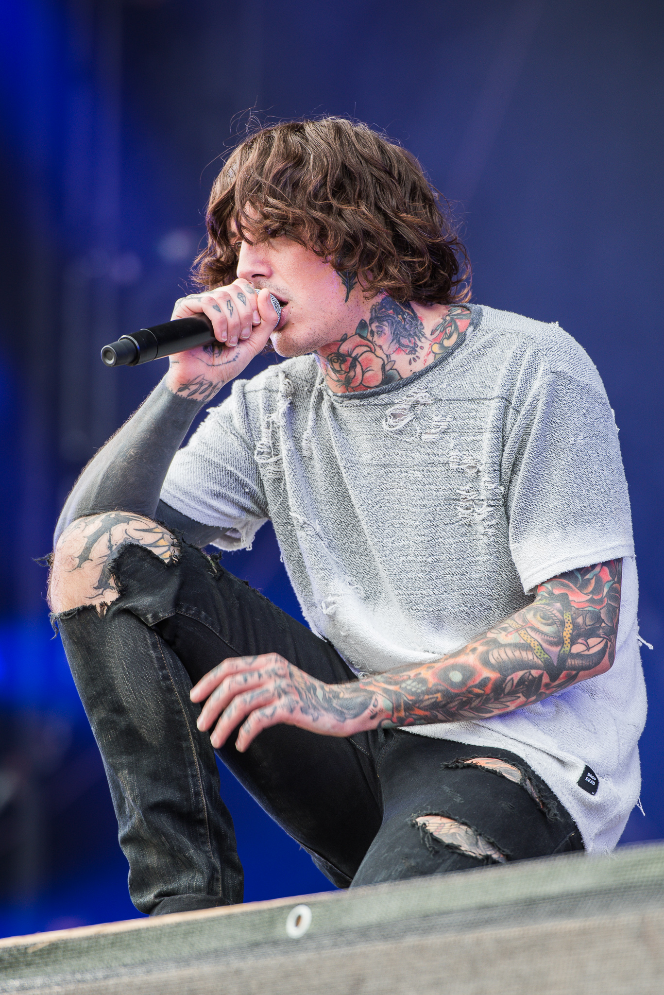 oliver sykes on stage