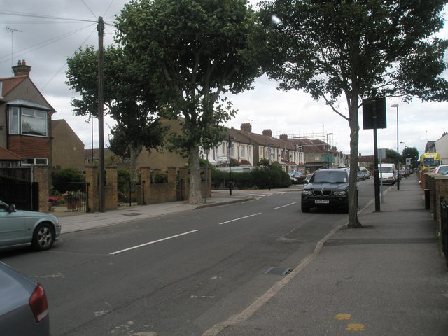 File:Approaching the junction of Beaconsfield and Ranelagh Roads - geograph.org.uk - 1527469.jpg