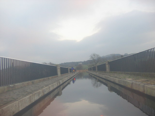 File:Avon Aqueduct in December - geograph.org.uk - 938342.jpg