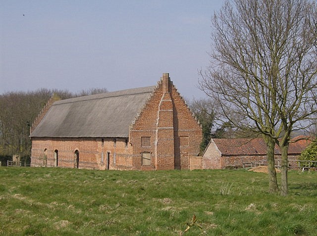 File:Barn at Hales Hall - geograph.org.uk - 982774.jpg