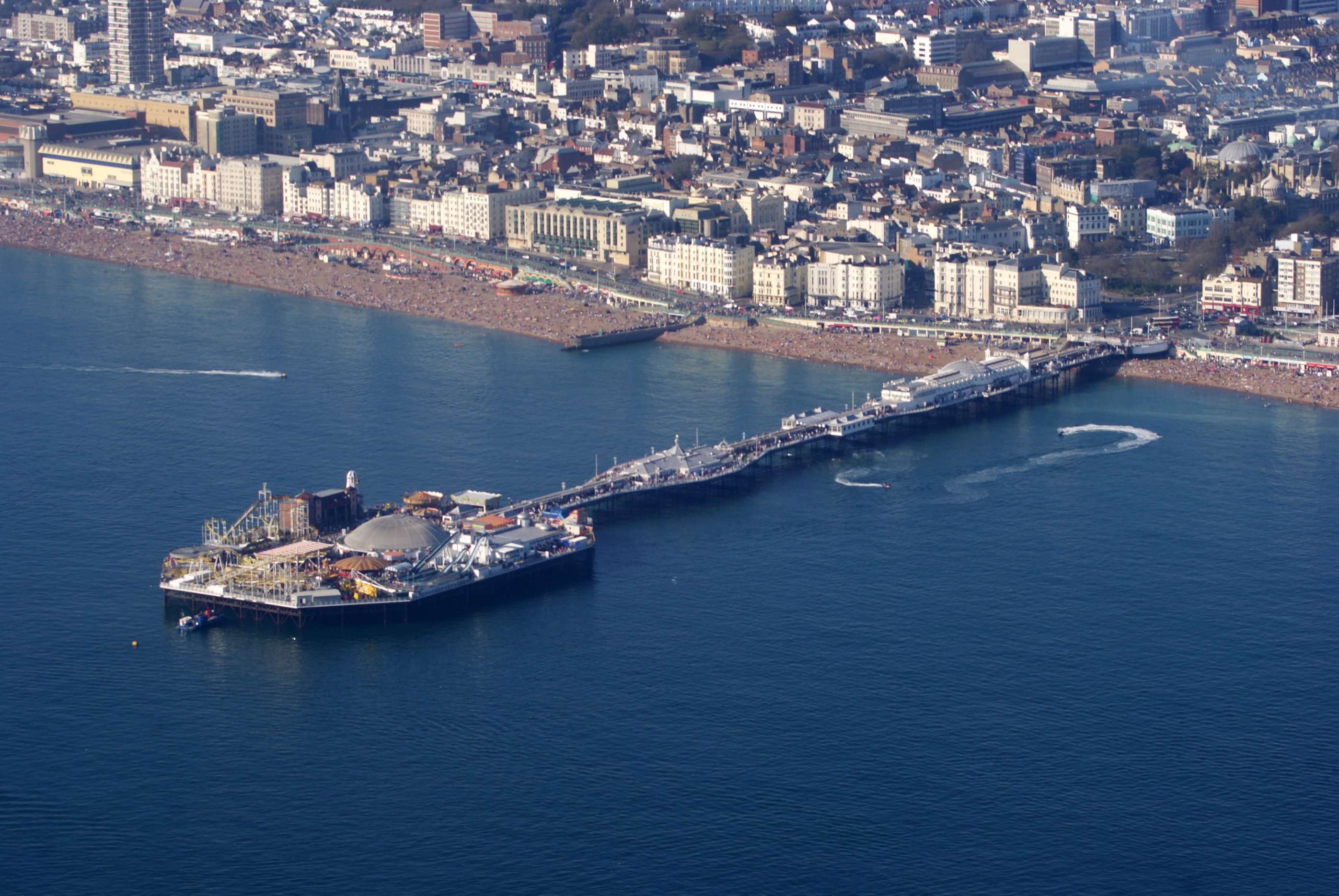 Brighton england. Брайтон Великобритания. Brighton город Англии. Брайтон побережье. Брайтон Курортный город.