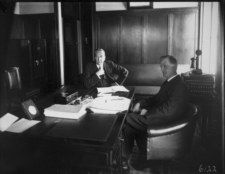 File:Bruce resigned newPMScullin brief meeting.jpg