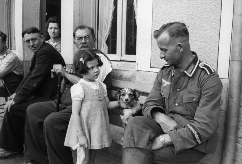 File:Bundesarchiv Bild 101I-056-1615-17A, Frankreich, PK-Soldat, Zivilisten.jpg