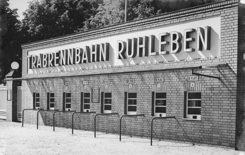 File:Bundesarchiv Bild 146-1998-019-03, Berlin, Trabrennbahn Ruhleben.jpg