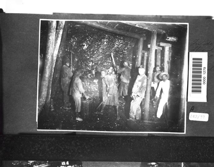 File:COLLECTIE TROPENMUSEUM Arbeiders in de Ombilin steenkoolmijnen bij Sawahloento TMnr 60001279.jpg