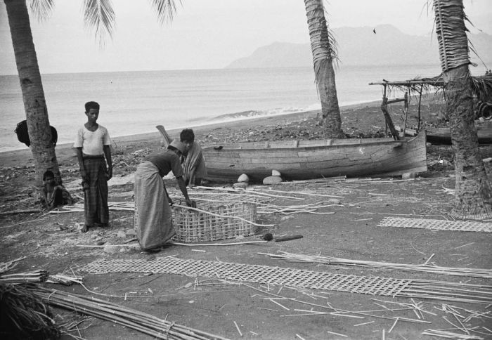 File:COLLECTIE TROPENMUSEUM Vlechtwerk op het strand TMnr 10029781.jpg