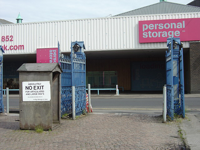 File:Cattle Market gates - geograph.org.uk - 822389.jpg