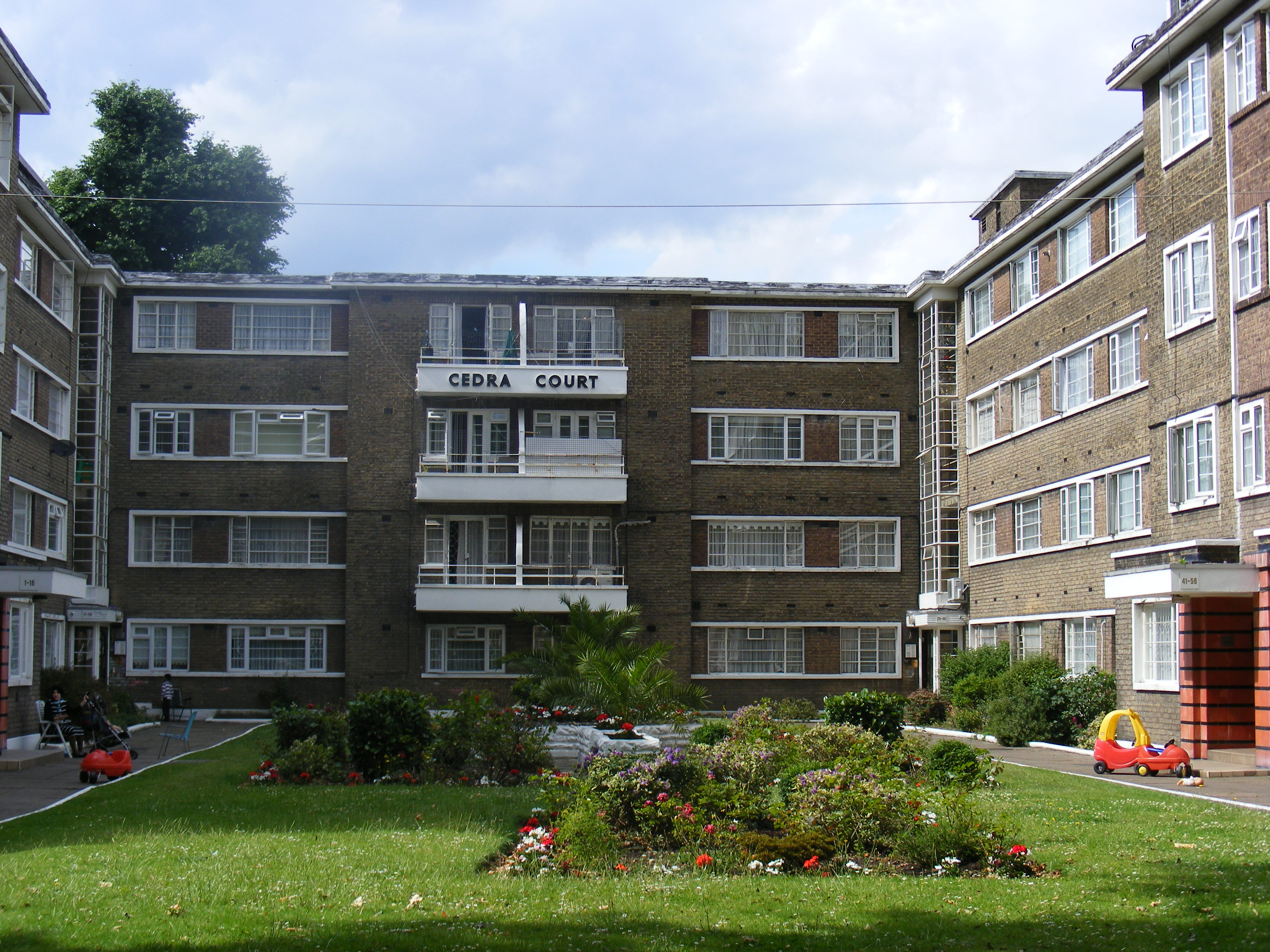 Cedra. Cedra Court Лондон. Cedra Court дом. Фото двор Tory Court London. Alexandra Court London Apartment.