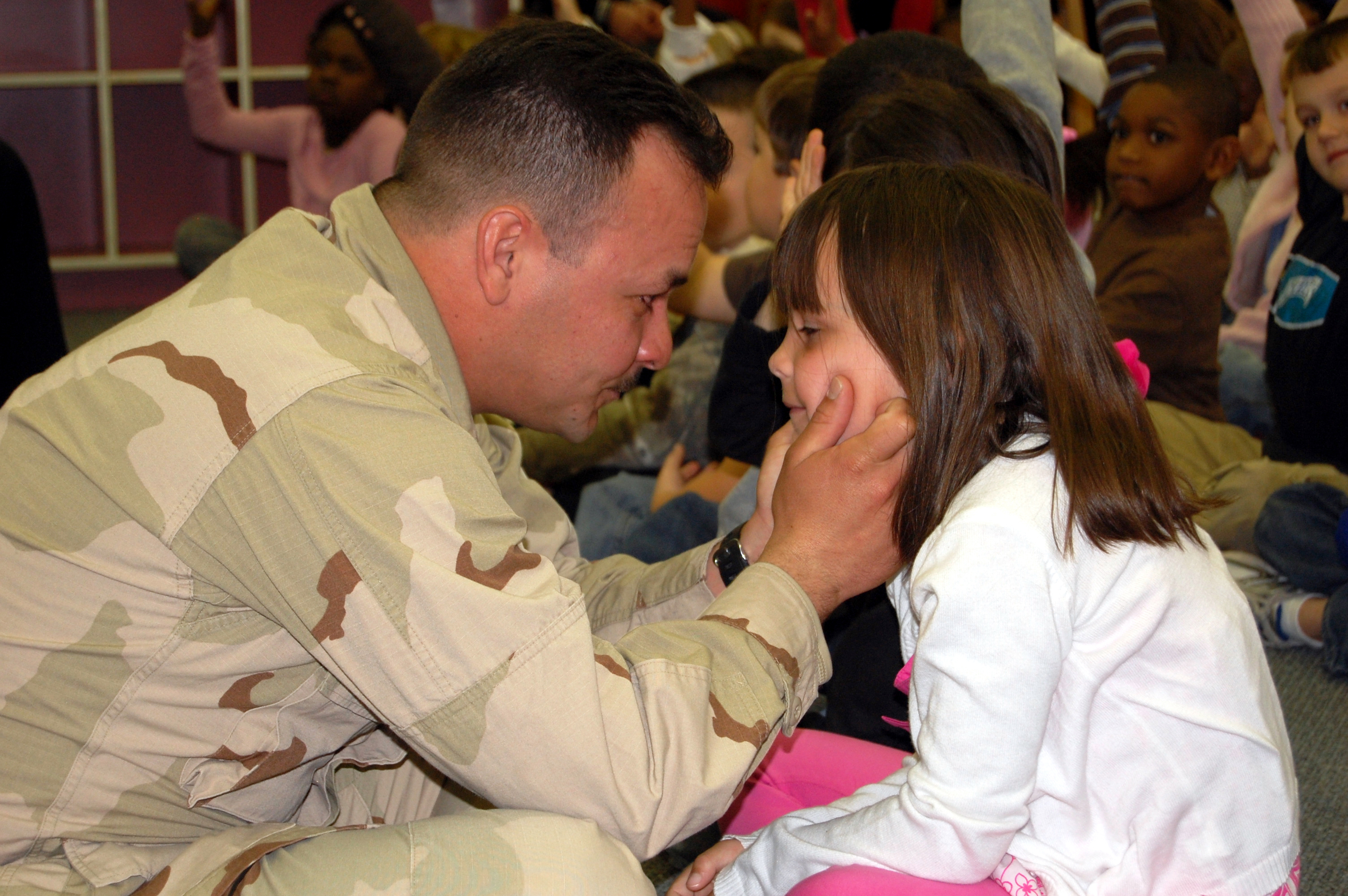 Вижу папу. Soldier holding hand of daughter.