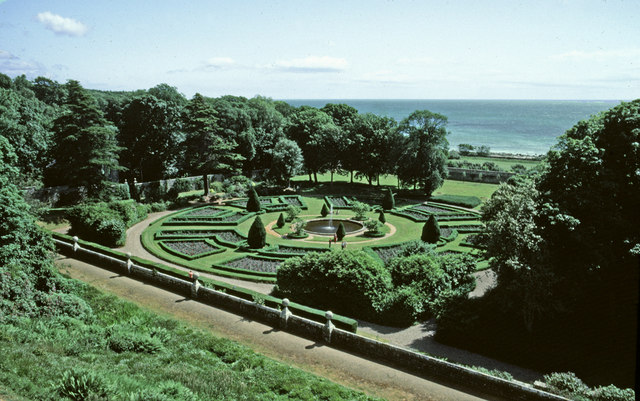 File:Garden, Dunrobin Castle, Sutherland - geograph.org.uk - 727754.jpg