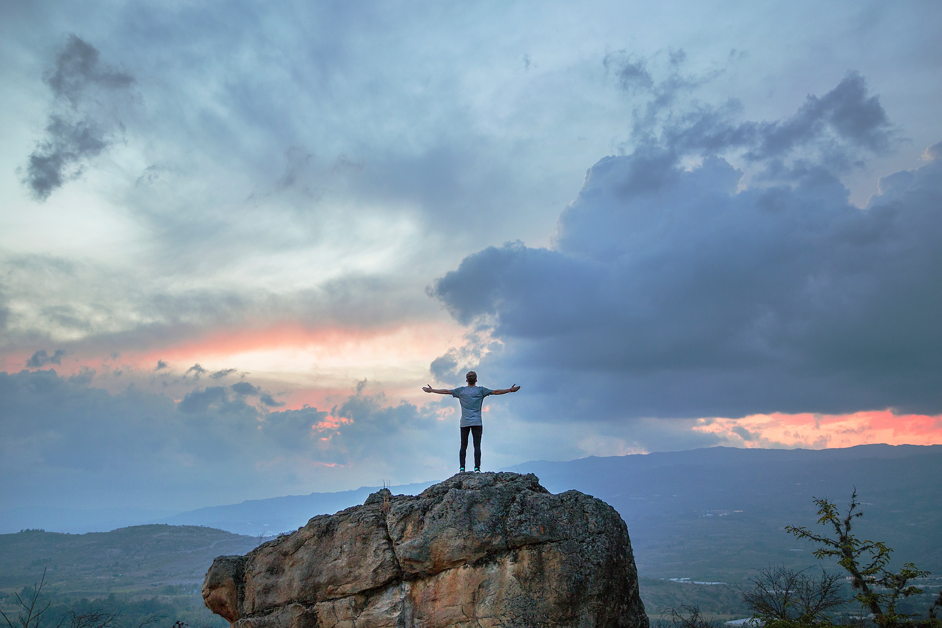 Standing top. Человек на скале. Вершина горы. Вершина скалы. Человек на вершине горы.