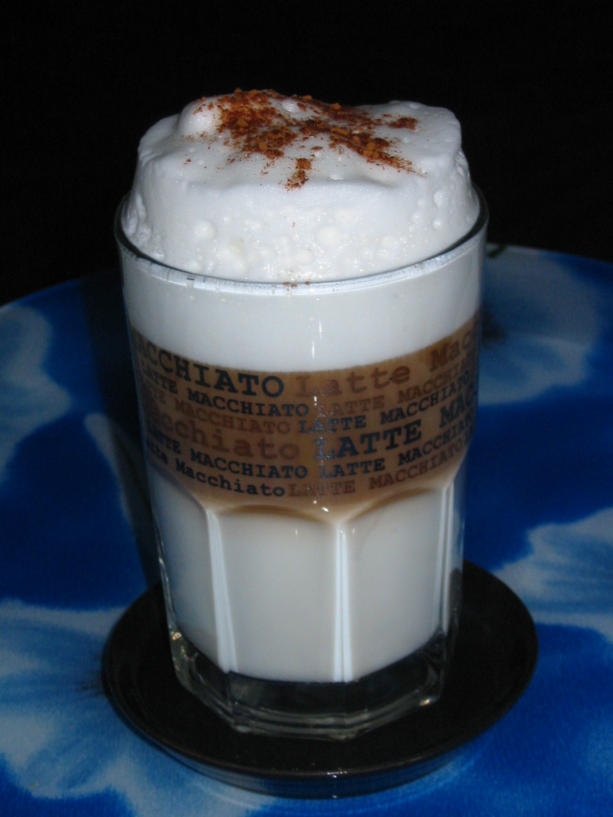 https://upload.wikimedia.org/wikipedia/commons/b/ba/Latte_Macchiato_Cubbi.jpg