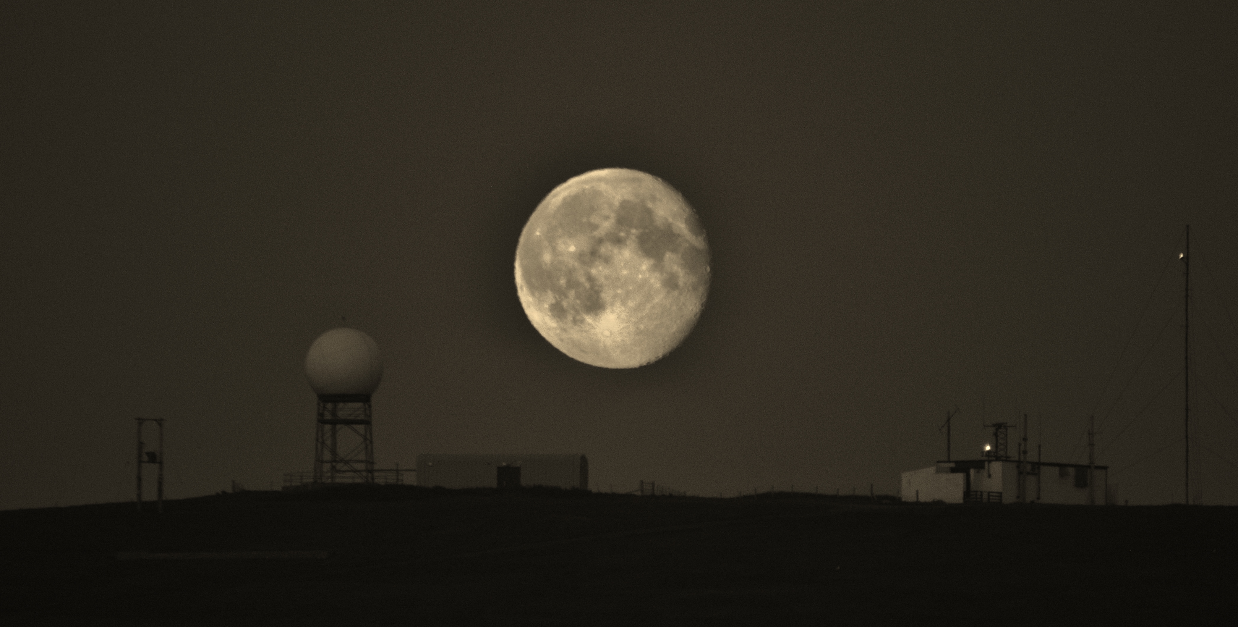 Восход Луны, Эрнандес, Нью-Мексико. Mesa Moonrise. Moonrise, Hernandez, New Mexico. Moonrise 559. Луна 11 июля