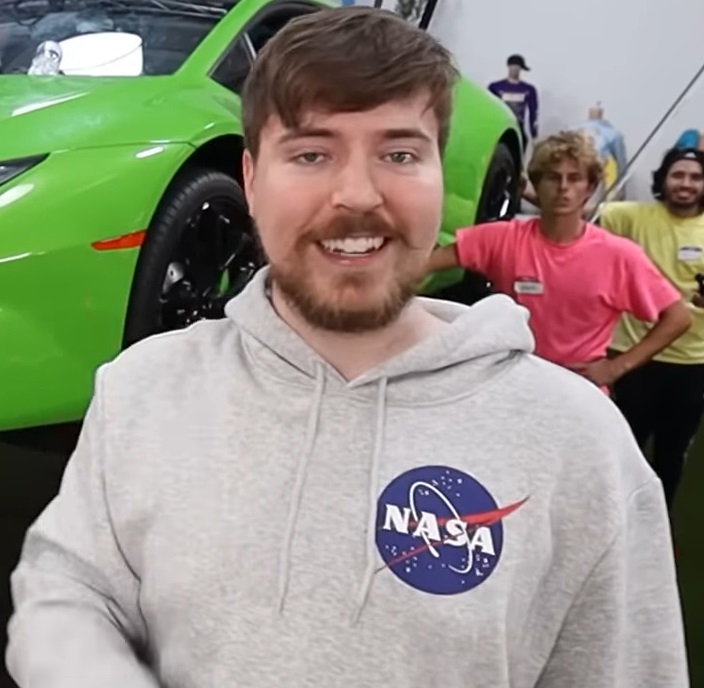 Fichier :MrBeast dans une vidéo YouTube en 2022.jpg