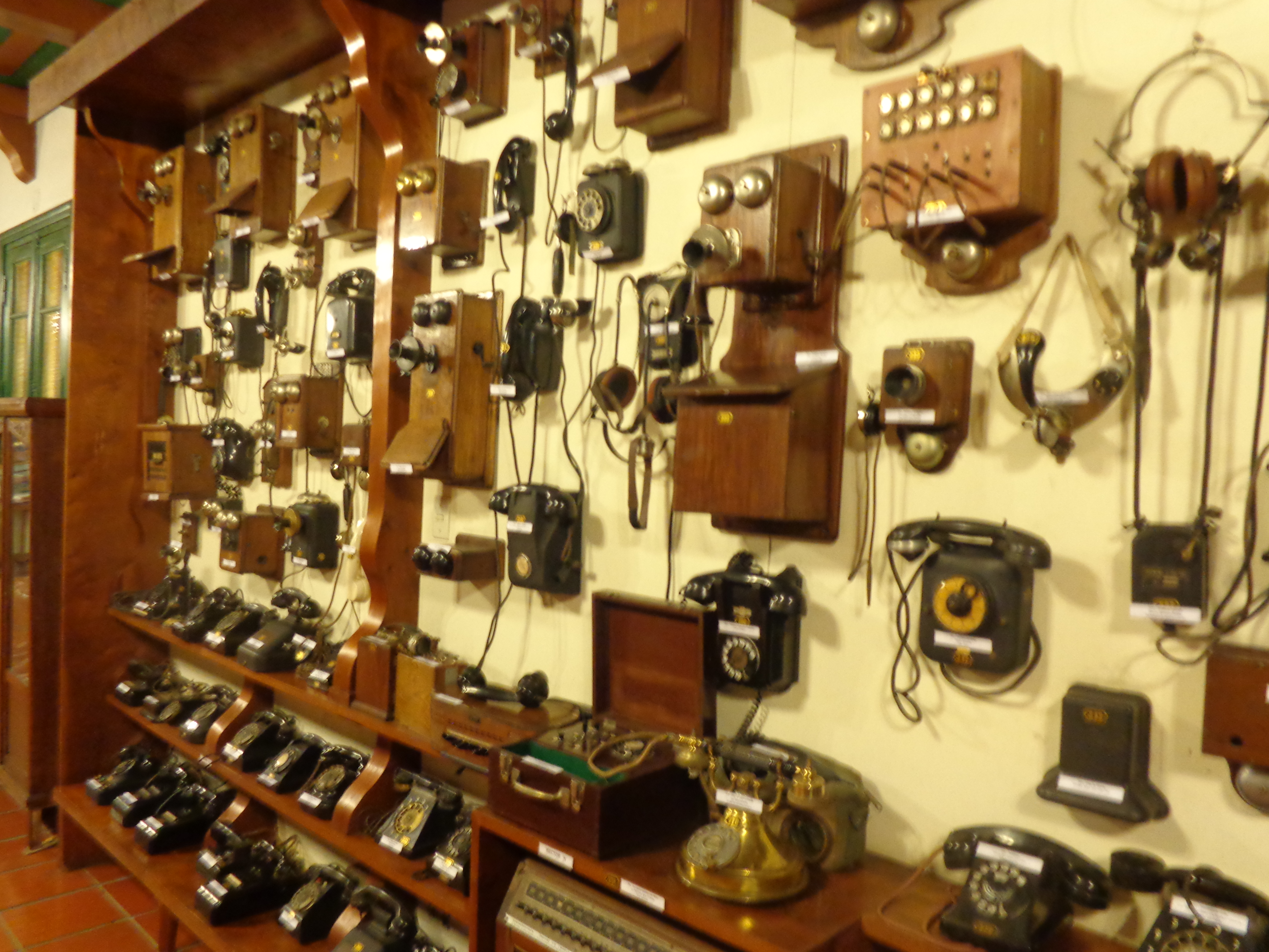File:Museo de los Corrales Viejos teléfonos antiguos 01.JPG - Wikimedia  Commons