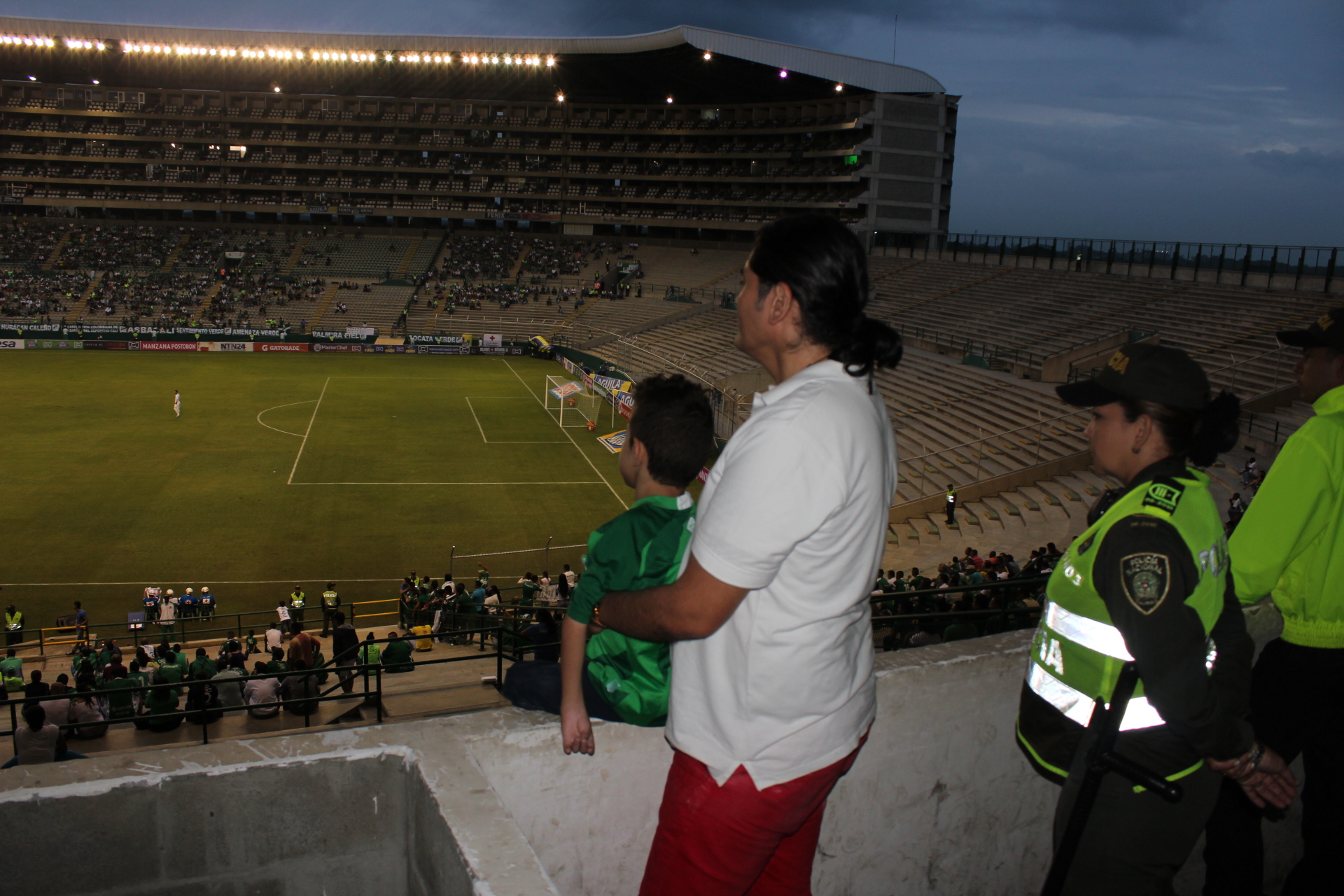 por cada uno de los jugadores y la camiseta original del equipo del cual es hincha. Sebastián quien quiere ser arquero de futbol cumplió su sueño y agradeció