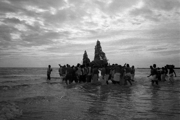 File:Simon King Clacton on Sea Ganesha Visarjan.jpg