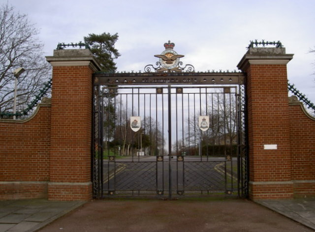 File:St. Andrew's Gate. Uxbridge - geograph.org.uk - 339467.jpg