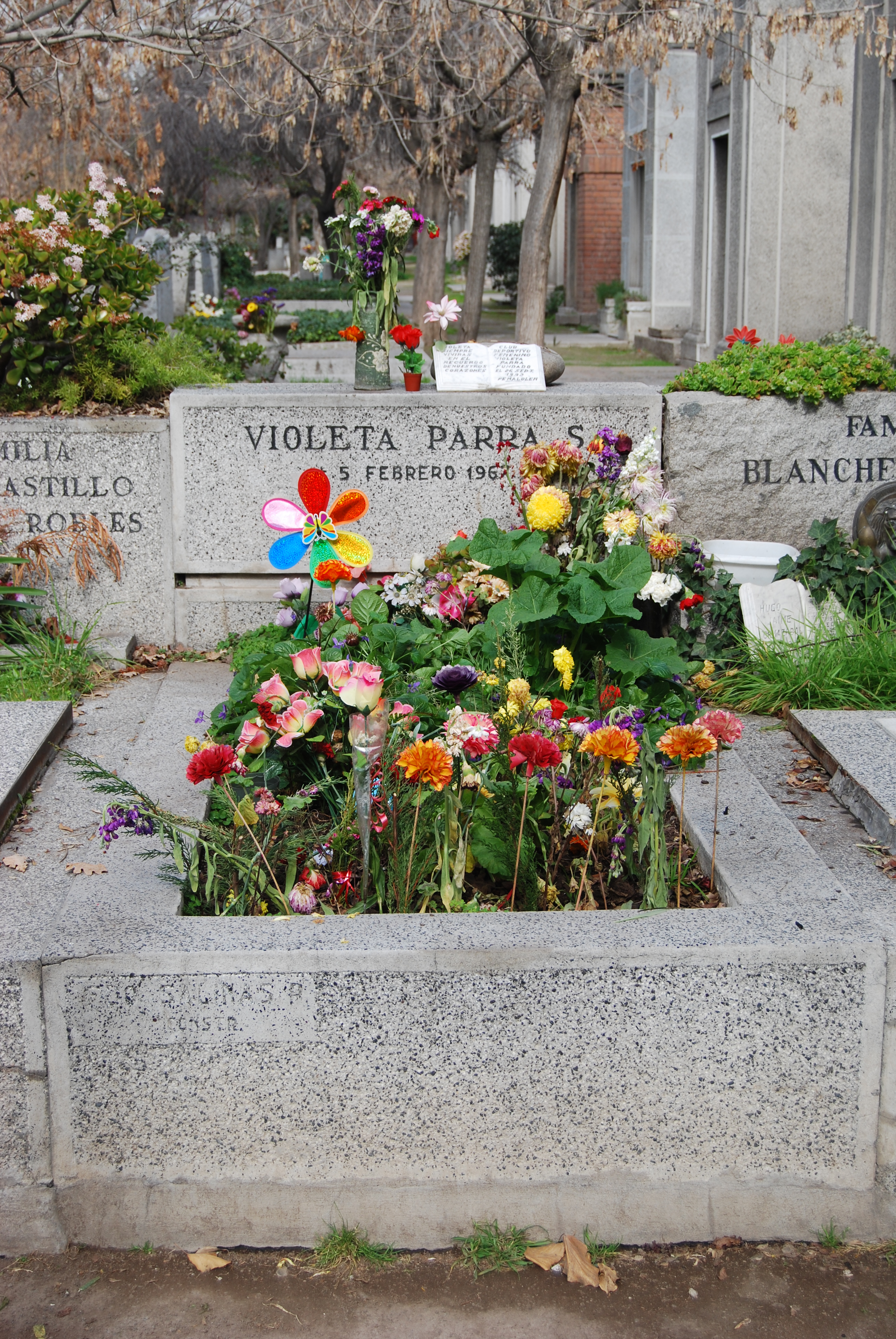 Tumba de Violeta Parra en el Cementerio General.