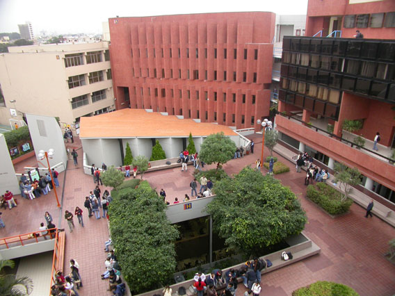 File:Universidad del Pacifico plaza.jpg