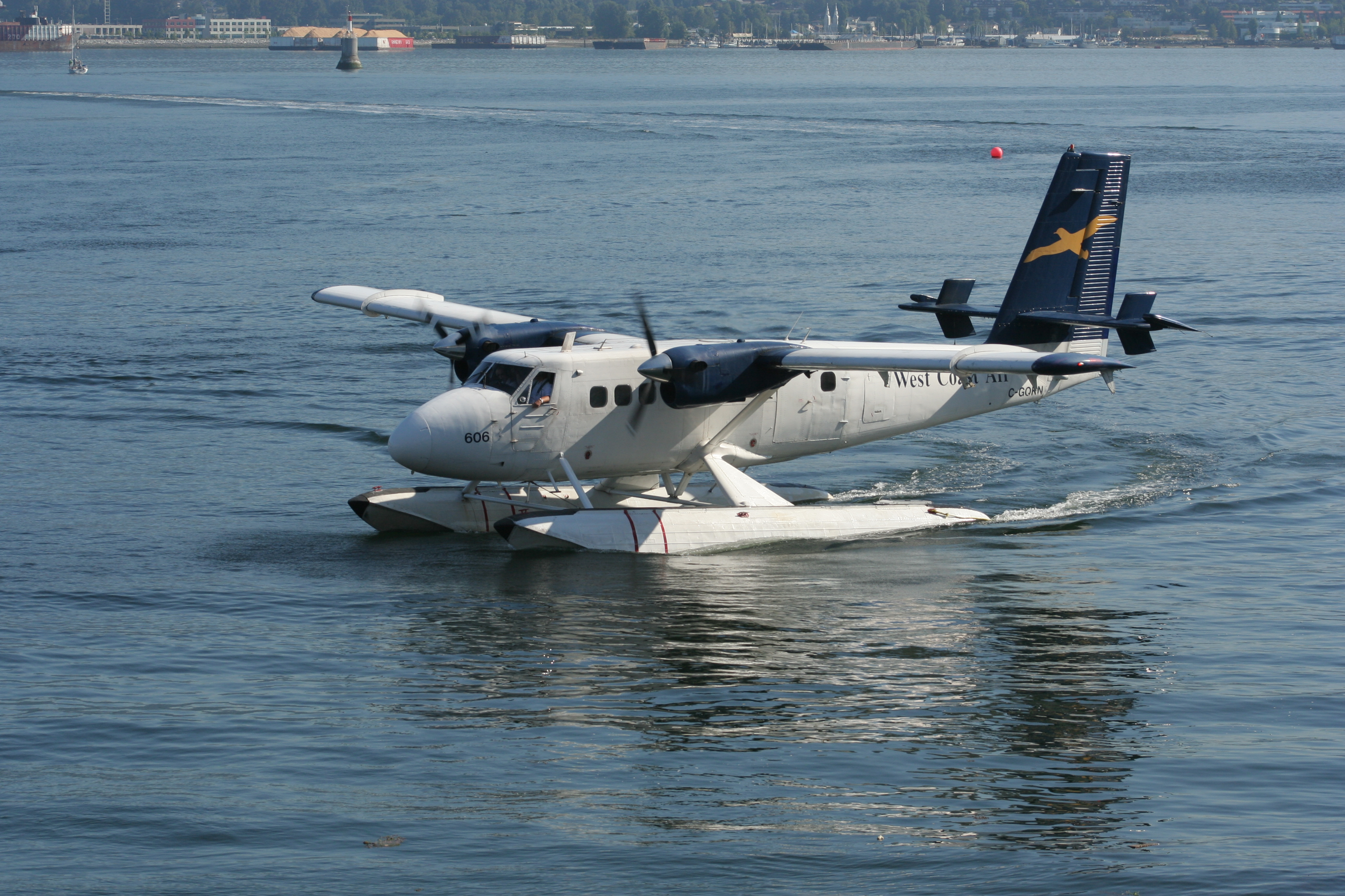 Самолет приземляющийся на воду. Гидросамолет DHC-6. DHC-6 Twin West Coast Air. Самолет амфибия приводнение. Гидроплан амфибия.