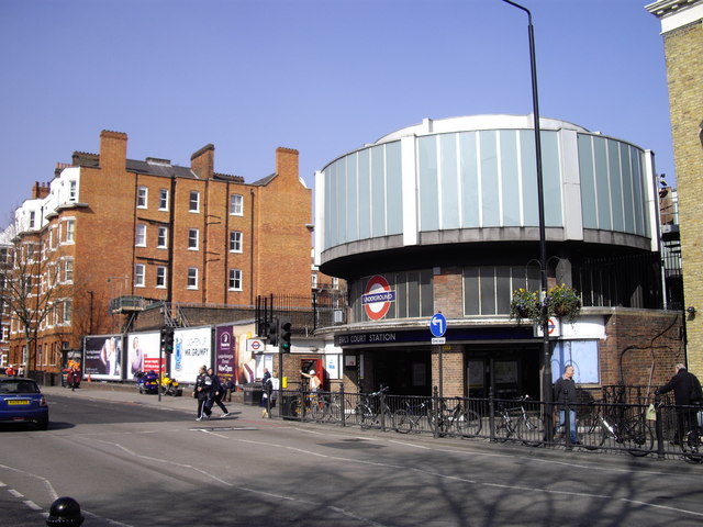 File:Warwick Road and Earls Court Underground Entrance - geograph.org.uk - 1210917.jpg