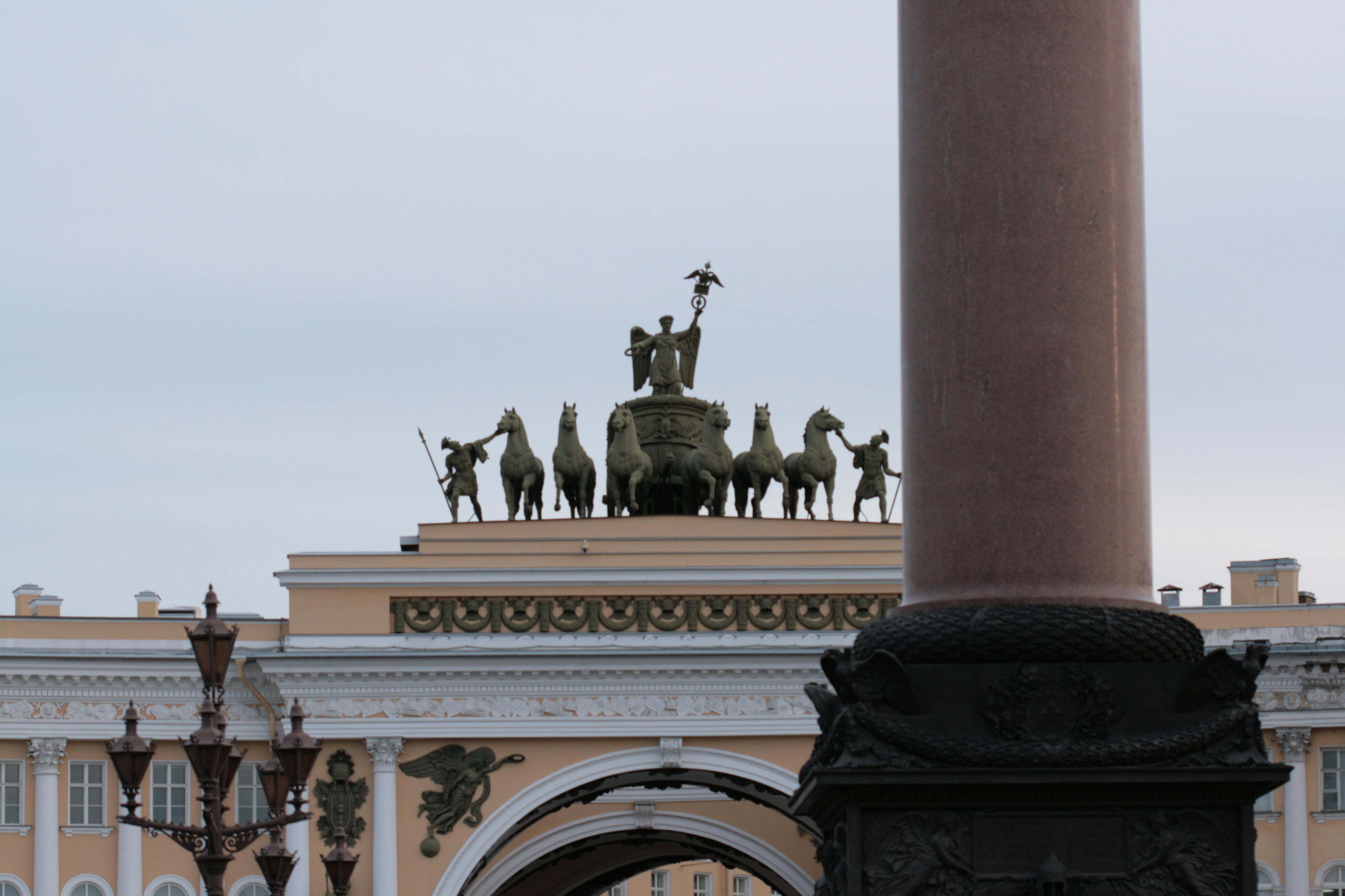 Памятник на площади в санкт петербурге